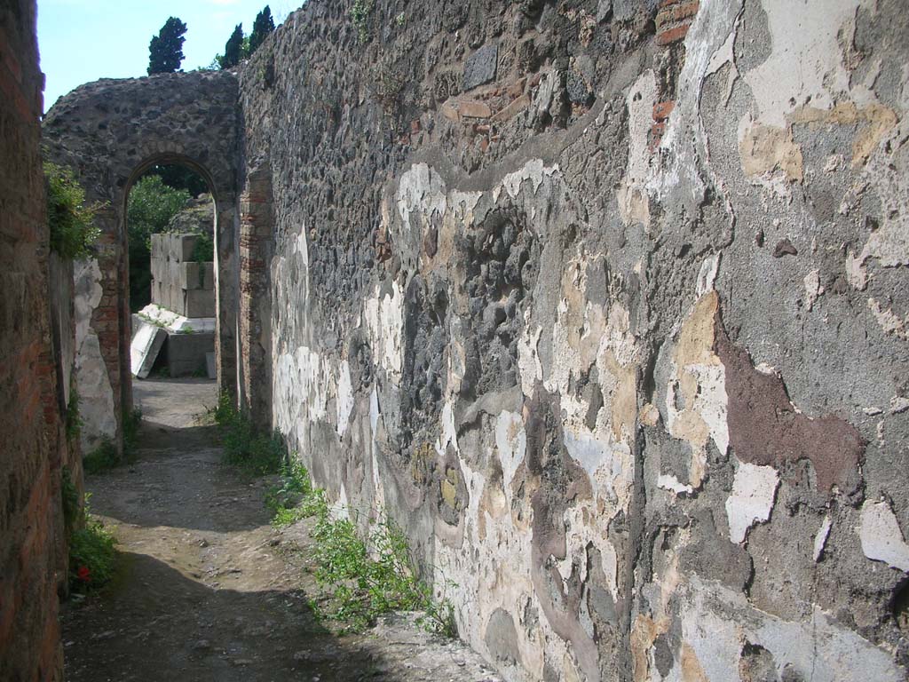 Porta Ercolano or Herculaneum Gate, Pompeii. May 2010.
Looking north along east wall on east side of gate. Photo courtesy of Ivo van der Graaff.