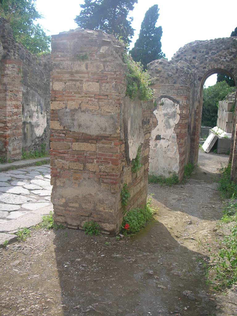 Porta Ercolano or Herculaneum Gate, Pompeii. May 2010.
Looking north towards central pilaster on east side of gate. Photo courtesy of Ivo van der Graaff.