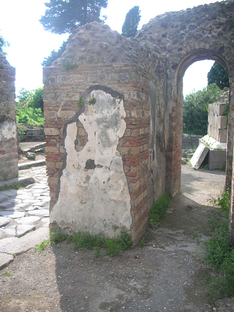 Porta Ercolano or Herculaneum Gate, Pompeii. May 2010.
Looking north towards south and east walls of north end of east side of gate. Photo courtesy of Ivo van der Graaff.