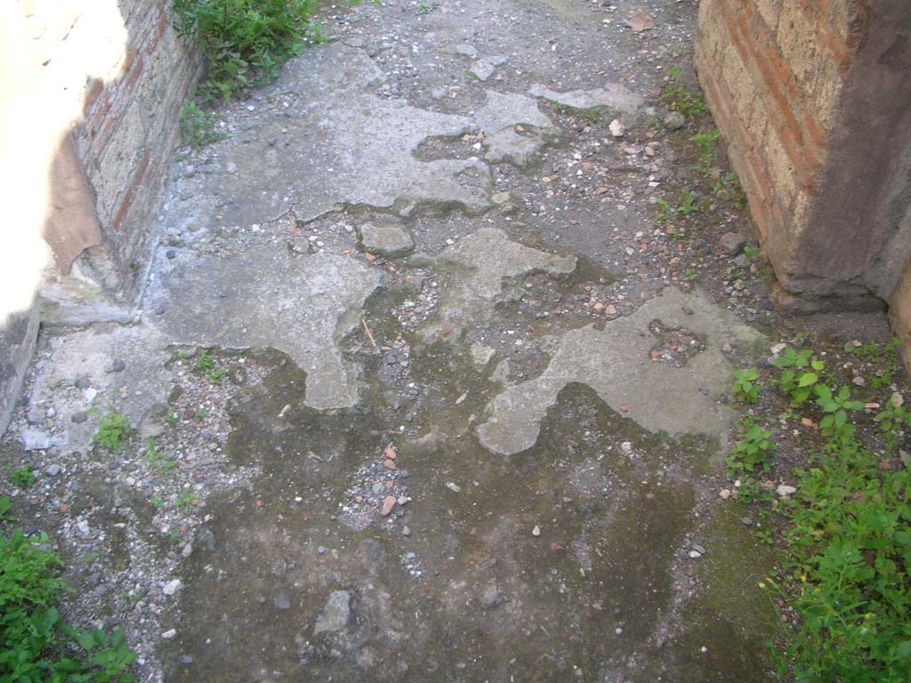 Porta Ercolano or Herculaneum Gate, Pompeii. May 2010.
East side of gate, detail of flooring at north end. Photo courtesy of Ivo van der Graaff.