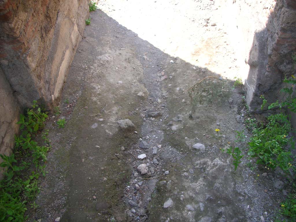 Porta Ercolano or Herculaneum Gate, Pompeii. May 2010.
East side of gate, detail of flooring at north end. Photo courtesy of Ivo van der Graaff.