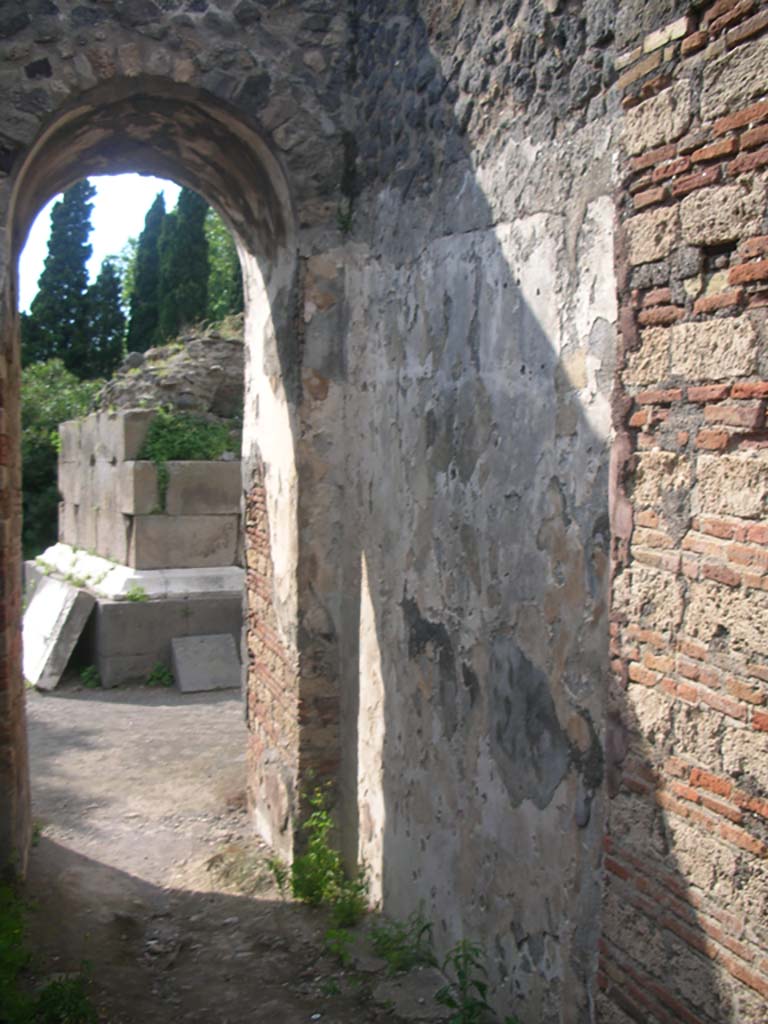 Porta Ercolano or Herculaneum Gate, Pompeii. May 2010.
Looking north along east wall at north end of east side of gate. Photo courtesy of Ivo van der Graaff.