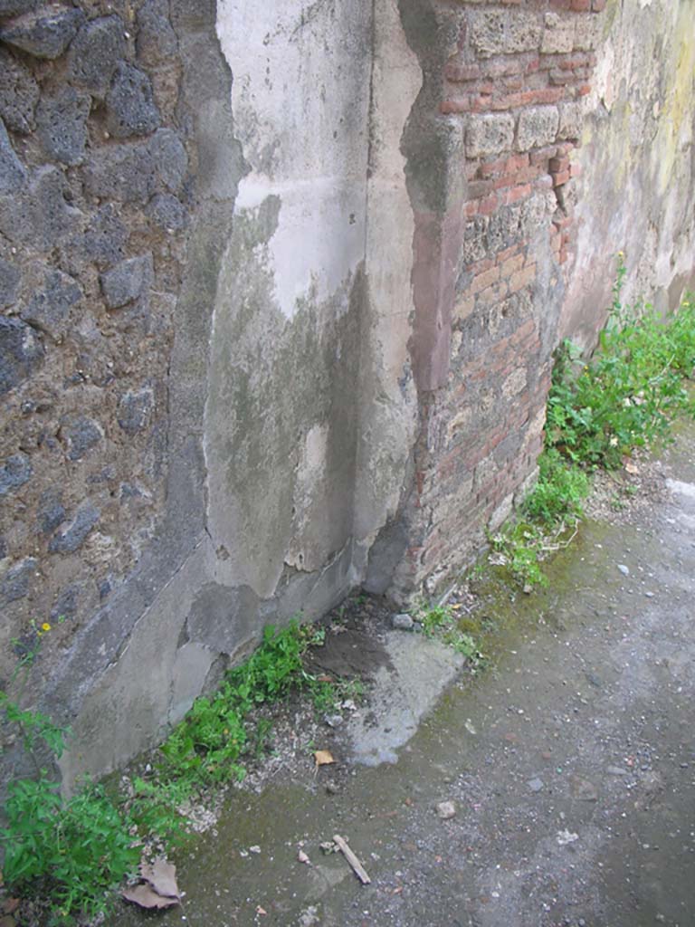 Porta Ercolano or Herculaneum Gate, Pompeii. May 2010.
Detail from north end of east wall on east side of gate. Photo courtesy of Ivo van der Graaff.