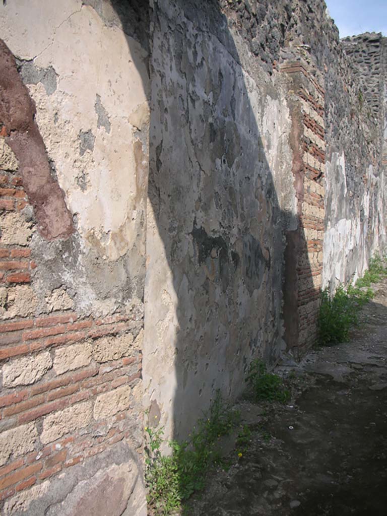 Porta Ercolano or Herculaneum Gate, Pompeii. May 2010.
Looking south along east wall on east side of gate, from north end. Photo courtesy of Ivo van der Graaff.