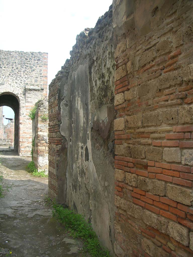 Porta Ercolano or Herculaneum Gate, Pompeii. May 2010.
Looking south along west wall from north end on east side of gate. Photo courtesy of Ivo van der Graaff.