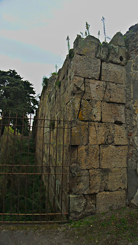Pompeii Porta Ercolano or Herculaneum Gate. 2016/2017.
Looking east along city walls from north end of gate. Photo courtesy of Giuseppe Ciaramella.