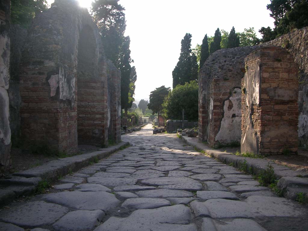 Porta Ercolano or Herculaneum Gate, Pompeii. May 2010.
Looking north through central roadway towards Via dei Sepolcri. Photo courtesy of Ivo van der Graaff.