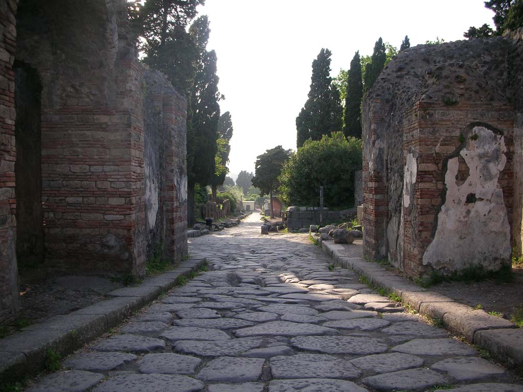 Porta Ercolano or Herculaneum Gate, Pompeii. May 2010.
Looking north through central roadway towards Via dei Sepolcri. Photo courtesy of Ivo van der Graaff.