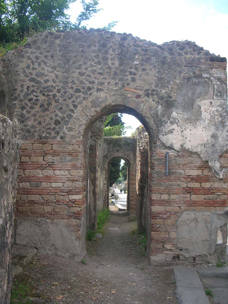 Porta Ercolano or Herculaneum Gate, Pompeii. May 2010.
Looking north through west side of gate from Via Consolare. Photo courtesy of Ivo van der Graaff.