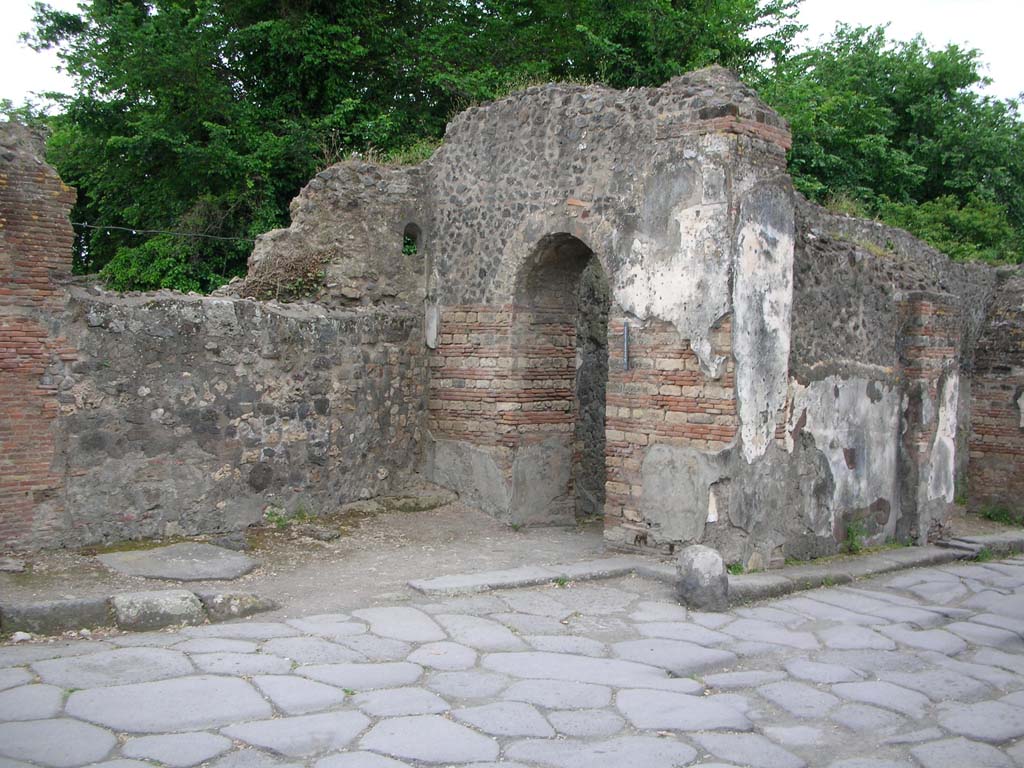 Porta Ercolano or Herculaneum Gate, Pompeii. May 2010.
Looking north-west towards the west side of the Gate from inside the city. Photo courtesy of Ivo van der Graaff.