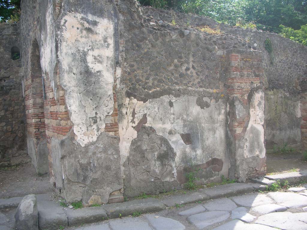 Porta Ercolano or Herculaneum Gate, Pompeii. May 2010.
Looking towards west side of gate at south end. Photo courtesy of Ivo van der Graaff.