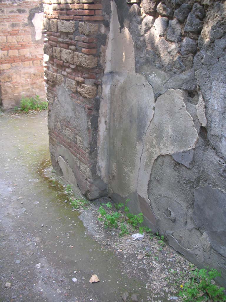Porta Ercolano or Herculaneum Gate, Pompeii. May 2010.
Detail from east wall of west side of gate from south end. Photo courtesy of Ivo van der Graaff.