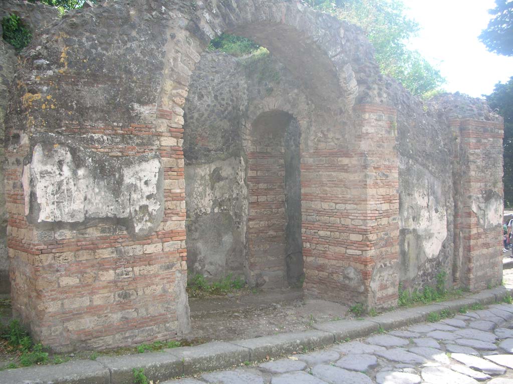 Porta Ercolano or Herculaneum Gate, Pompeii. May 2010.
Looking towards north end of west side of gate. Photo courtesy of Ivo van der Graaff.