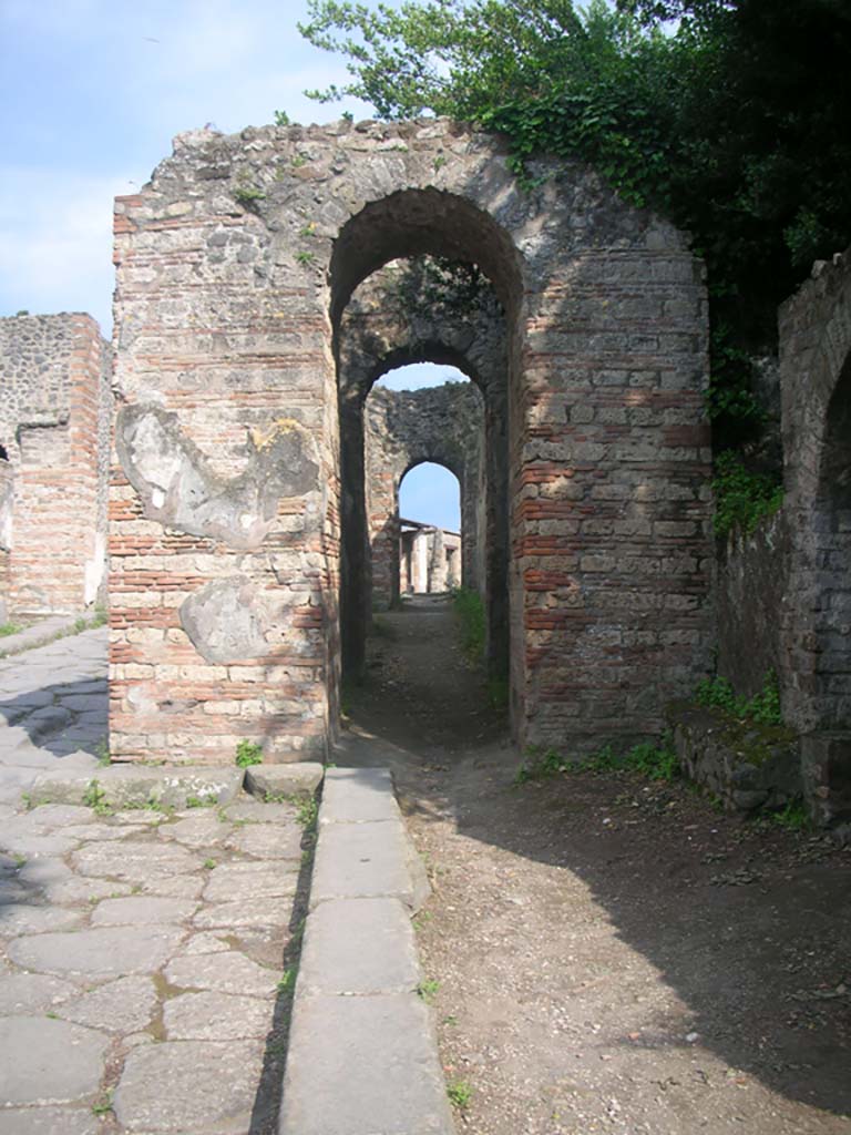 Porta Ercolano or Herculaneum Gate, Pompeii. May 2010.
Looking south through west side of gate from Via dei Sepolcri. Photo courtesy of Ivo van der Graaff.