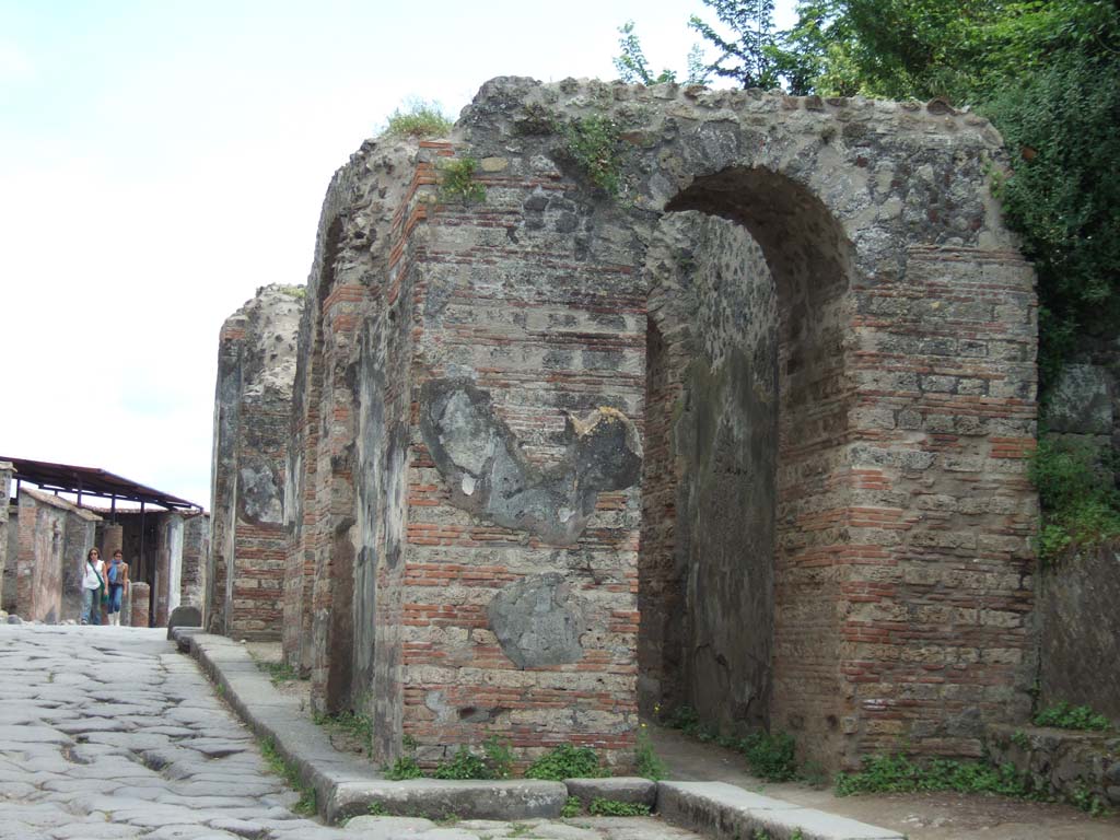 Pompeii Porta Ercolano or Herculaneum Gate. May 2006. Looking south towards west side.