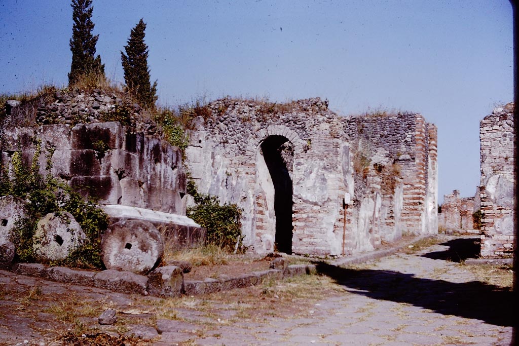 Pompeii Porta Ercolano or Herculaneum Gate. 1966. Looking south towards east side. Photo by Stanley A. Jashemski.
Source: The Wilhelmina and Stanley A. Jashemski archive in the University of Maryland Library, Special Collections (See collection page) and made available under the Creative Commons Attribution-Non-Commercial License v.4. See Licence and use details.
J66f1022