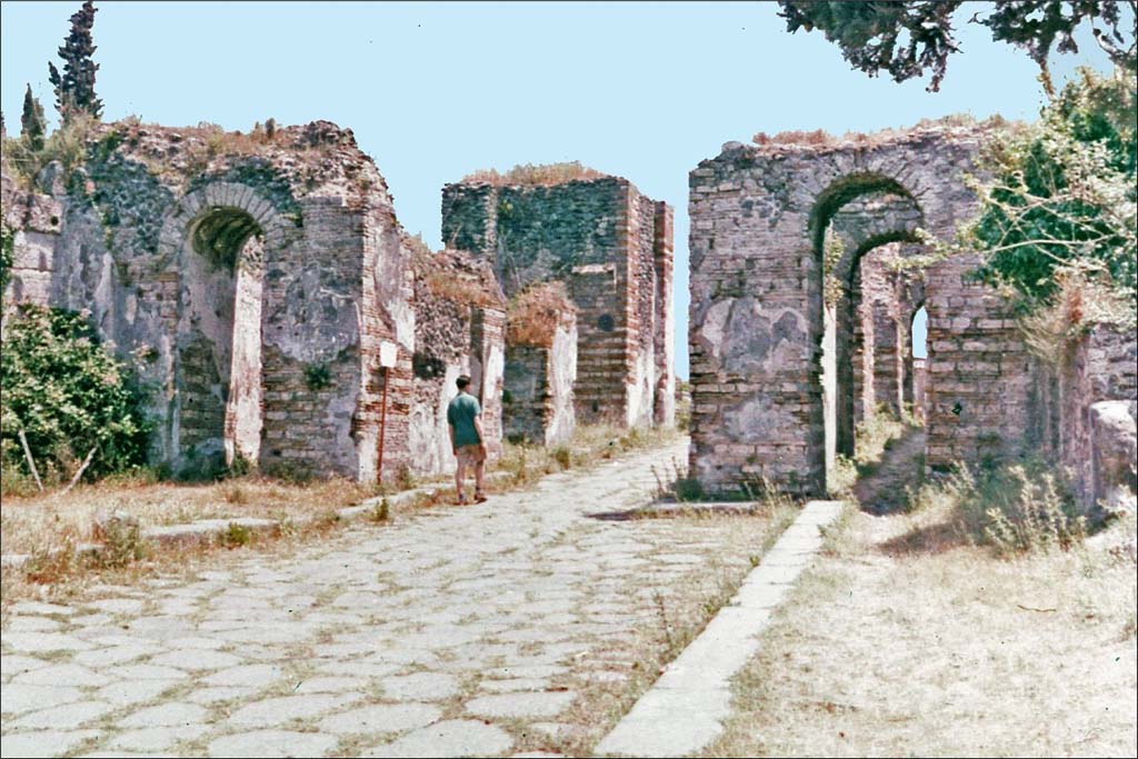 Pompeii Porta Ercolano or Herculaneum Gate. June 1962. Looking south towards east side, on left.
Photo by Brian Philp: Pictorial Colour Slides, forwarded by Peter Woods
(H43.2 Town gate Porta Ercolano).