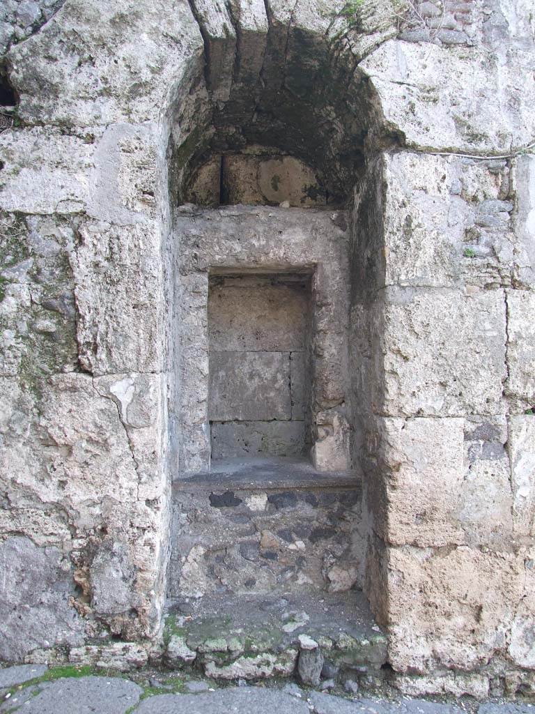 Pompeii Porta Marina. December 2006. South side of gate.
Niche on right hand side where part of a terracotta statue of Minerva was found.
According to Van der Graaff –
“The Porta Marina preserves a large niche embedded in its southern exterior bastion.
The niche is now devoid of embellishments, but a nineteenth-century print indicates that it once featured a plaster coating similar to the niches of the Porta Stabia.”
See Van der Graaff, I., 2019. The Fortifications of Pompeii and Ancient Italy. Abingdon, Oxon: Routledge, (p. 209).