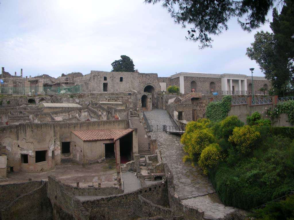 Porta Marina, Pompeii. May 2011.
Looking east towards Suburban Baths, on left, Porta Marina, centre, and upper Antiquarium, on right. Photo courtesy of Ivo van der Graaff.