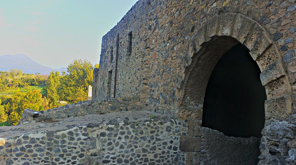 Porta Marina, Pompeii. 2017/2018/2019.
Looking north along west façade of Marina Gate, and lower area of VII.16. Photo courtesy of Giuseppe Ciaramella.