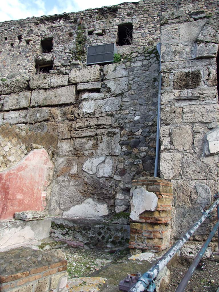 Pompeii Porta Marina. December 2006. Wall on north side of gate, with benches.