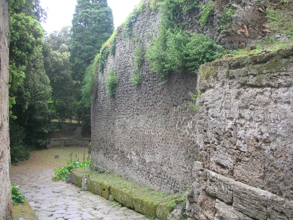 Nola Gate, Pompeii. May 2010. Looking along south side of gate at east end. Photo courtesy of Ivo van der Graaff.
According to Van der Graaff –
“The eastern bastion of the Porta Nola is perhaps one of the most imposing stretches of the circuit, towering above anyone passing through the gate.”
See Van der Graaff, I. (2018). The Fortifications of Pompeii and Ancient Italy. Routledge, (p.115).
