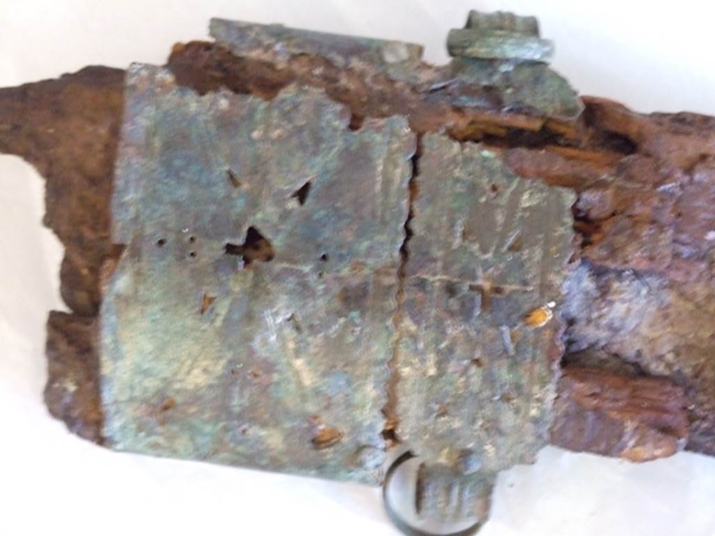 Nola Gate, Pompeii, March 2009.  Detail of Bronze sheath top. SAP inventory number 17047.  
Found near Porta Nola in 1976.
