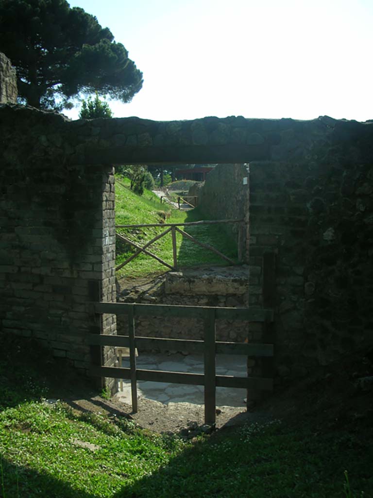 Porta di Nocera or Nuceria Gate, Pompeii. May 2010.
Looking west towards Via di Nocera, through entrance in wall at north end of gate on east side.
Photo courtesy of Ivo van der Graaff.