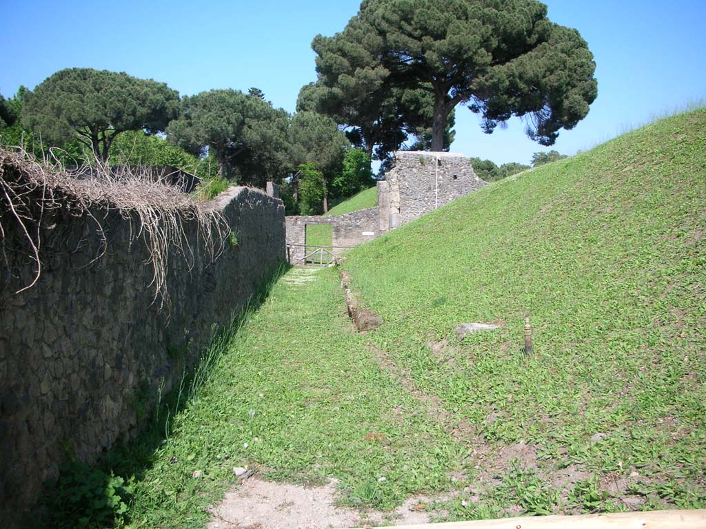 Porta di Nocera or Nuceria Gate, Pompeii. Porta Nocera, Pompeii. May 2010.
Looking towards north end of west side of gate. Photo courtesy of Ivo van der Graaff.