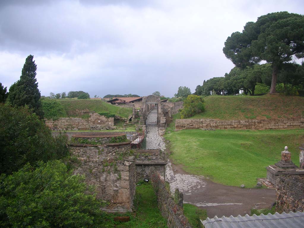 Porta di Nocera or Nuceria Gate, Pompeii. May 2010.
Looking north towards gate and Via di Nocera from junction with Via delle Tombe. Photo courtesy of Ivo van der Graaff.