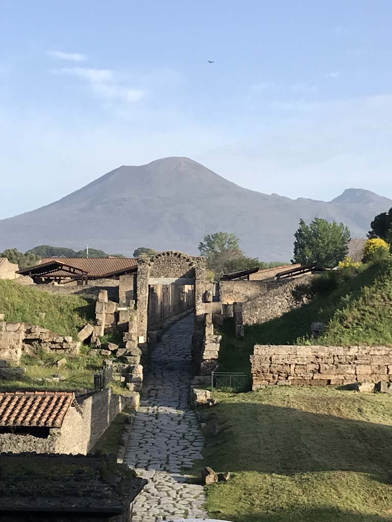 Pompeii Porta di Nocera. April 2019. Looking north to gate in walls leading to Via di Nocera.
Photo courtesy of Rick Bauer.