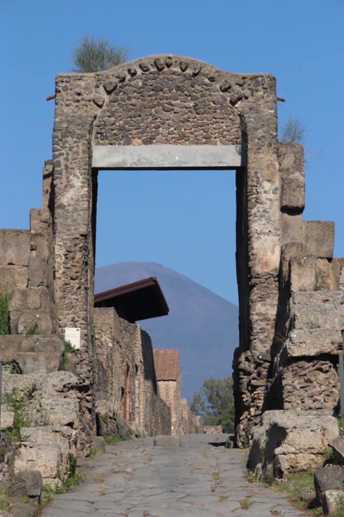 Pompeii Porta di Nocera. October 2022.
Looking north into the city from the outside. Photo courtesy of Klaus Heese.