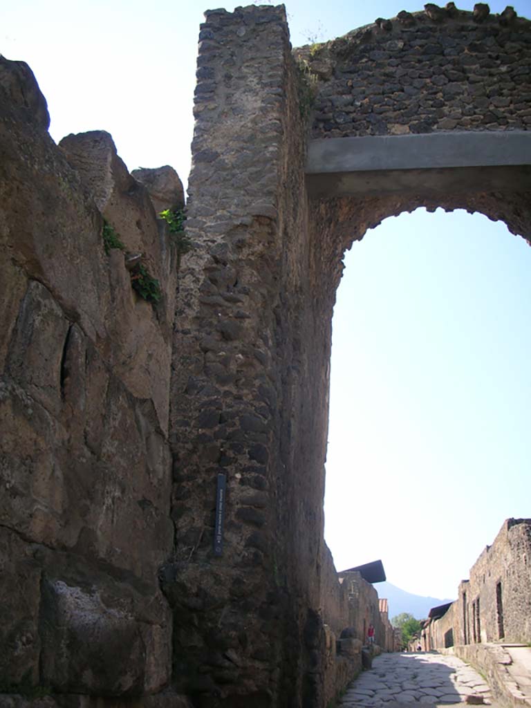 Porta di Nocera or Nuceria Gate, Pompeii. May 2010.
West side of gate, looking north to Via di Nocera. Photo courtesy of Ivo van der Graaff.