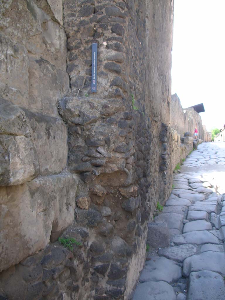 Porta di Nocera or Nuceria Gate, Pompeii. May 2010.
West side of gate. Photo courtesy of Ivo van der Graaff.