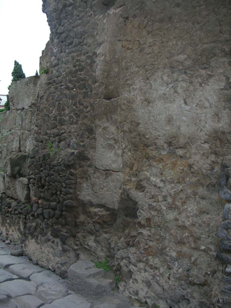 Porta di Nocera or Nuceria Gate, Pompeii. May 2010.
Detail from west wall of gate. Photo courtesy of Ivo van der Graaff.