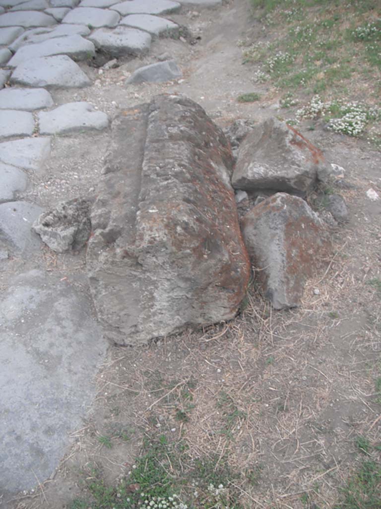 Porta Nocera, Pompeii. May 2011.
Looking north along east side of gate at south end, with detail of Merlon capping stone.
Photo courtesy of Ivo van der Graaff.