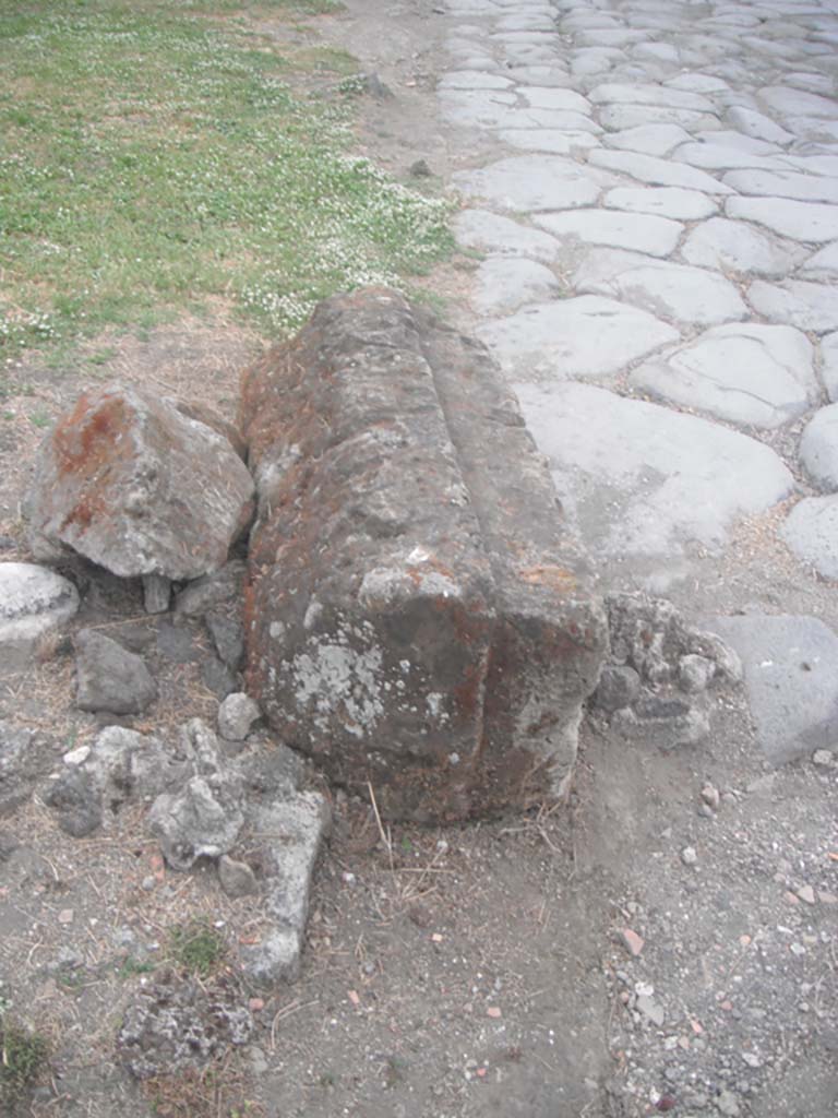 Porta Nocera, Pompeii. May 2011.
Looking south along east side of gate, with detail of Merlon capping stone. Photo courtesy of Ivo van der Graaff.