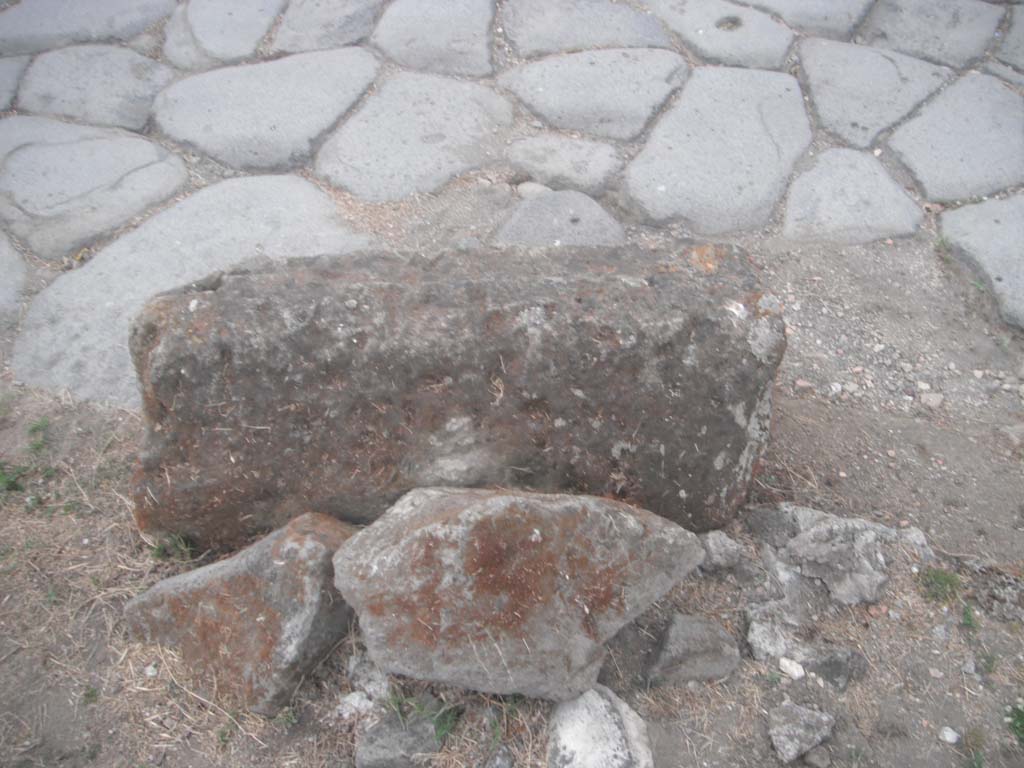 Porta di Nocera or Nuceria Gate, Pompeii. May 2011.
Detail of Merlon capping stone on east side of roadway at south end. Photo courtesy of Ivo van der Graaff.