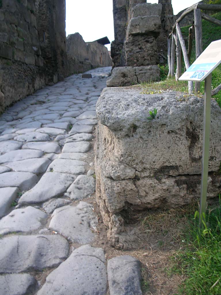 Porta di Nocera or Nuceria Gate, Pompeii. May 2010.
Looking north on east side. Photo courtesy of Ivo van der Graaff.