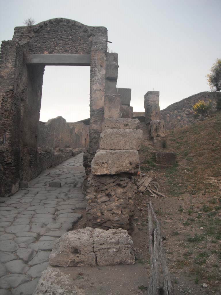 Porta di Nocera or Nuceria Gate, Pompeii. May 2011.
Looking north along wall on east side of gate. Photo courtesy of Ivo van der Graaff.