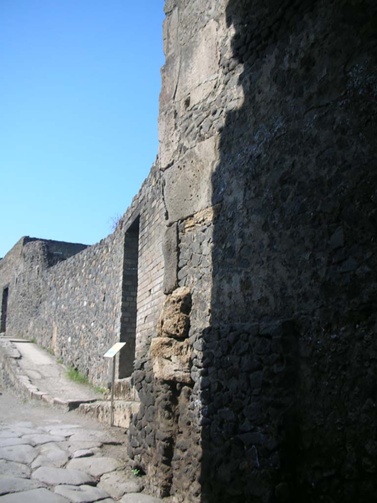 Porta di Nocera or Nuceria Gate, Pompeii. May 2010.
Looking north on east side of gate towards Via di Nocera. Photo courtesy of Ivo van der Graaff.
