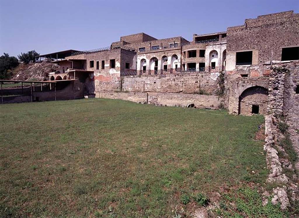 Porta Occidentalis and the Sanctuary outside the walls. 2014. The site of the Western Gate is in the shadows to the left.
Coordinated by archaeologist Mario Grimaldi and Umberto Pappalardo, director of the "International Centre for Pompeian Studies Amedeo Maiuri" of Suor Orsola, researchers at The University Of Suor Orsola Benincasa discovered the existence of an extra-urban sanctuary located near the existing vicus publicus, outside the area of the pomerium, and connected to the western section of the walls of the city and the presence of a Porta Occidentalis (posterula) of access to the city, on an axis with via di Nola and Porta di Nola inside a contemporarily chronological arch ascribable to between III and II century BC.
La Porta Occidentalis e il Santuario fuori le mura. 2014. Il sito della Porta Occidentalis è nell'ombra a sinistra.
Coordinati dall’archeologo Mario Grimaldi e da Umberto Pappalardo, direttore del “Centro Internazionale per gli Studi Pompeiani Amedeo Maiuri” del Suor Orsola, i ricercatori dell’Università Suor Orsola Benincasa hanno scoperto l’esistenza di un santuario extraurbano ubicabile in prossimità del vicus pubblicus esistente, fuori dall’area del pomerium, e collegato al tratto occidentale delle mura urbiche della città e la presenza di una Porta Occidentalis (posterula) di accesso alla città, in asse con via di Nola e Porta di Nola all’interno di un arco cronologico coevo ascrivibile tra III e II secolo a.C.
https://www.identitainsorgenti.com/verso-il-4-maggio-due-nuove-scoperte-nel-sito-la-porta-occidentalis-e-il-santuario-fuori-le-mura/
