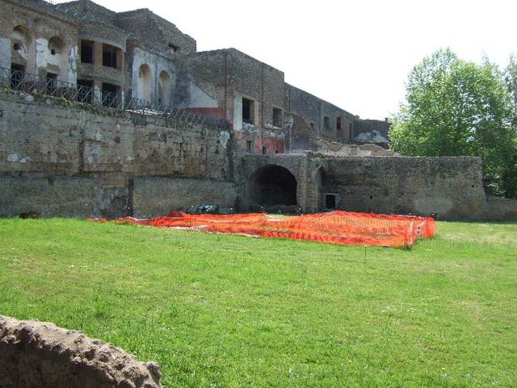 Porta Occidentalis or Western Gate. Site of gate. May 2006.
Looking south across large garden on ground level, on the north side of other smaller lower level garden behind wall.
Porta Occidentalis o Porta Ovest. Sito della Porta. Maggio 2006.
Guardando a sud attraverso il grande giardino al piano terra, sul lato nord di altri più piccolo giardino di livello inferiore dietro la parete.