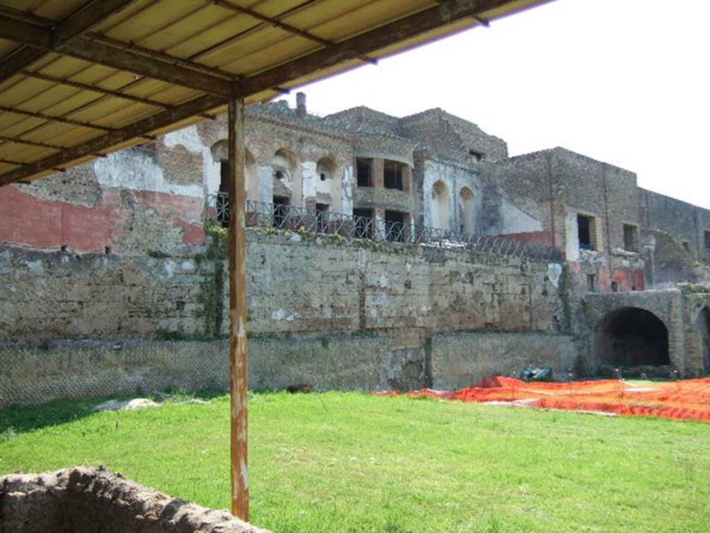 Porta Occidentalis or Western Gate. Site of gate. May 2006. Garden looking towards rear of House of Fabius Rufus.
According to Jashemski, the gardens at the rear of the house were reached from the house by stairways cut in the city wall.
See Jashemski, W. F., 1993. The Gardens of Pompeii, Volume II: Appendices. New York: Caratzas. (p.202-4, A and D)
Porta Occidentalis o Porta Ovest. Sito della Porta. maggio 2006. Giardino che guarda verso la parte posteriore della Casa di Fabio Rufo.
Secondo Jashemski, i giardini sul retro della casa sono stati raggiunti dalla casa da scale tagliate nelle mura della città.
Vedi Jashemski, W. F., 1993. The Gardens of Pompeii, Volume II: Appendices. New York: Caratzas. (p.202-4, A e D)