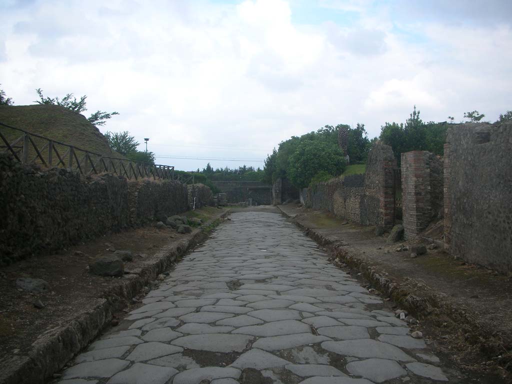 Porta di Sarno or Sarnus Gate. May 2010.
Looking east towards remains of gate (in centre) from Via dell’Abbondanza. Photo courtesy of Ivo van der Graaff.
