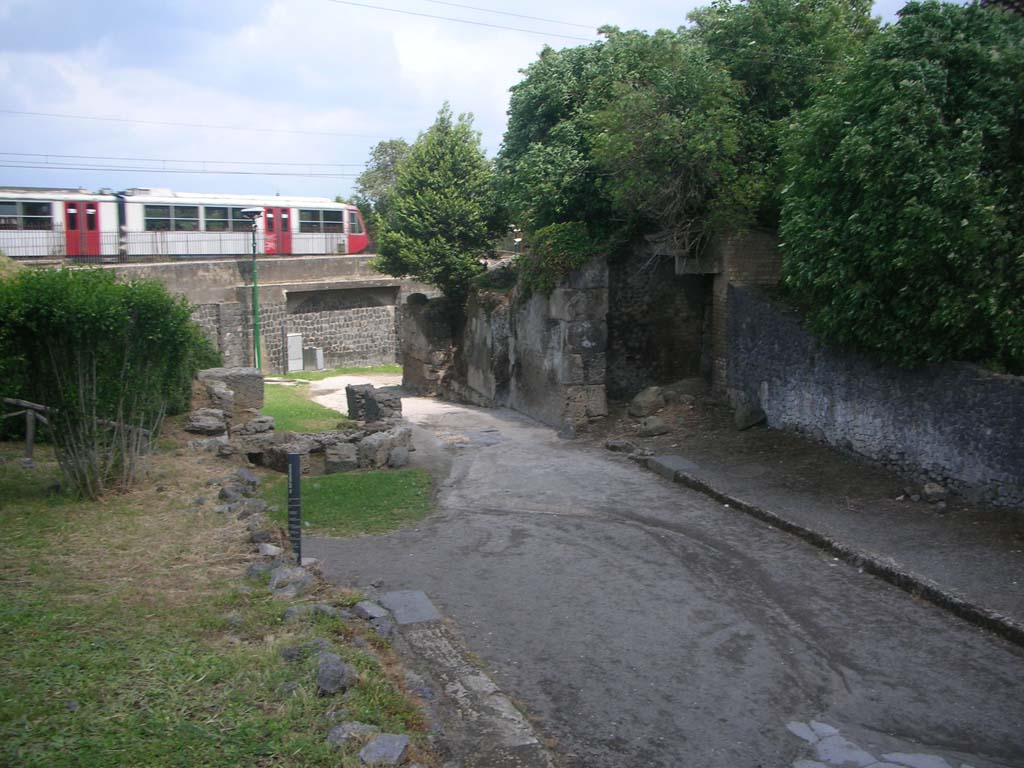 Porta di Sarno or Sarnus Gate. May 2010.
Looking east towards gate, and modern railway bridge (with train) at rear. Photo courtesy of Ivo van der Graaff.