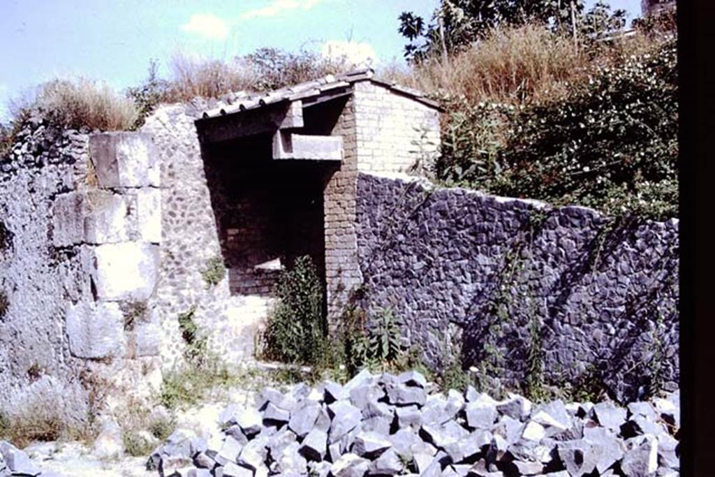 Porta di Sarno or Sarnus Gate. Pompeii. 1972. Looking east towards the south-west corner of the gate. Photo by Stanley A. Jashemski.
Source: The Wilhelmina and Stanley A. Jashemski archive in the University of Maryland Library, Special Collections (See collection page) and made available under the Creative Commons Attribution-Non Commercial License v.4. See Licence and use details. J72f0537