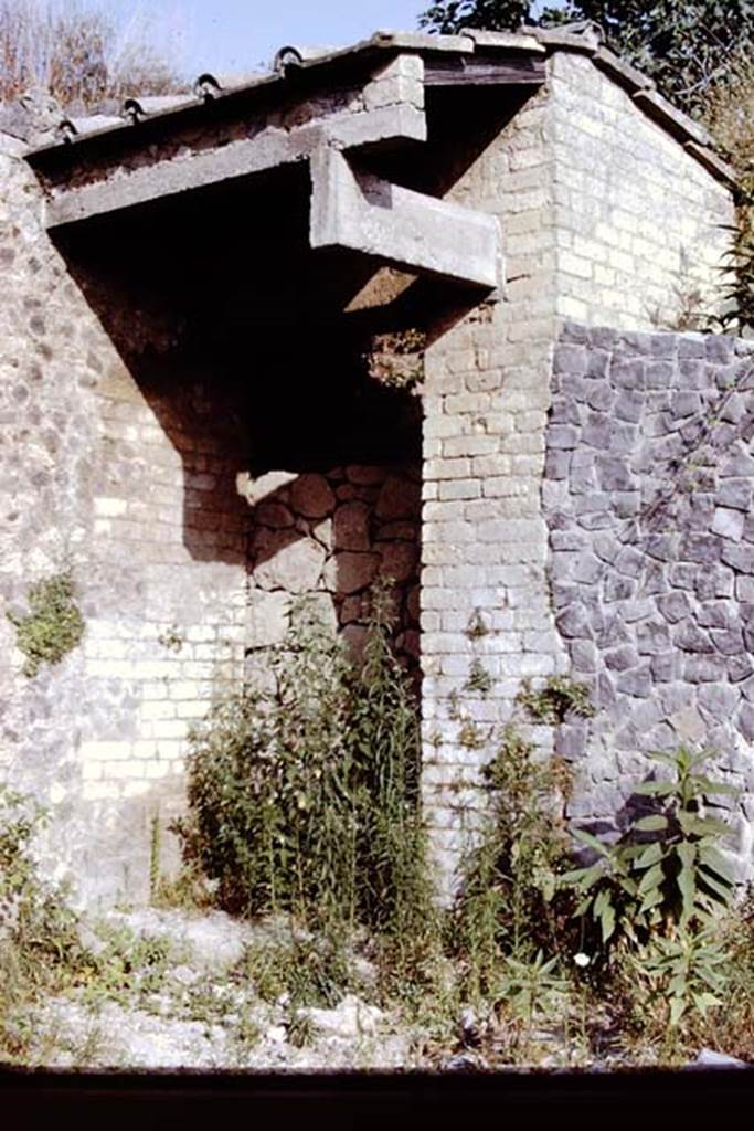 Porta di Sarno or Sarnus Gate. Pompeii. 1972. South-west corner of gate. Photo by Stanley A. Jashemski.
Source: The Wilhelmina and Stanley A. Jashemski archive in the University of Maryland Library, Special Collections (See collection page) and made available under the Creative Commons Attribution-Non Commercial License v.4. See Licence and use details. J72f0509