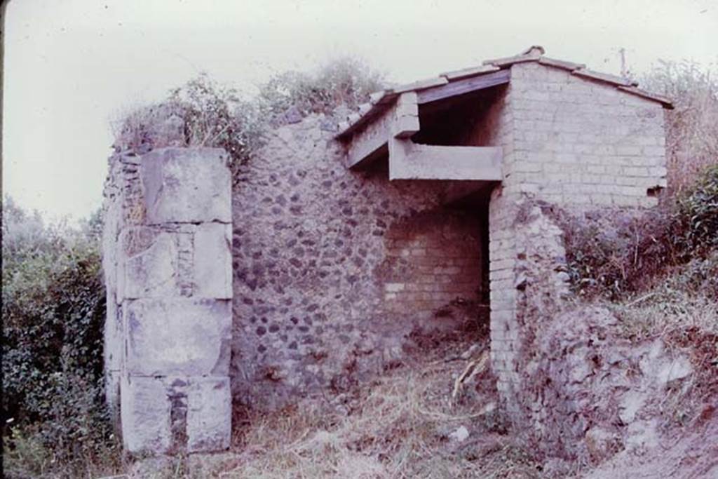 Porta di Sarno or Sarnus Gate. Pompeii. 1970. Looking east towards the south-west corner of the gate. Photo by Stanley A. Jashemski.
Source: The Wilhelmina and Stanley A. Jashemski archive in the University of Maryland Library, Special Collections (See collection page) and made available under the Creative Commons Attribution-Non Commercial License v.4. See Licence and use details. J70f0814