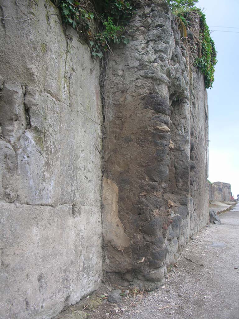 Porta di Sarno or Sarnus Gate. May 2010.
Looking west along interior on south side of gate. Photo courtesy of Ivo van der Graaff.